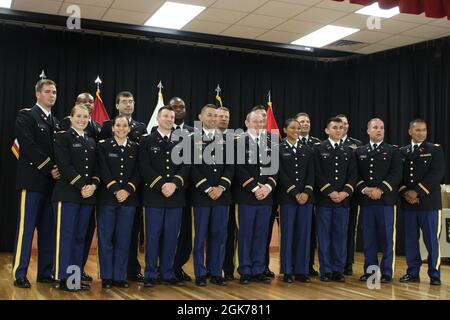 Offizierskandidaten der Officer Candidate School Class 64 absolvierten OCS und erhielten am 22. August ihre Kommissionen als zweite Leutnants in der Tennessee Army National Guard auf Smyrna’s Volunteer Training Site. Stockfoto