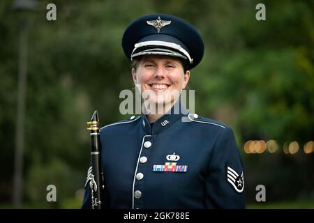 US Air Force Staff Sgt. Meghan Yankowskas, Klarinettistin der US Air Forces in Europe Band, konzentriert sich auf den Aufbau von Beziehungen durch Musik und die Förderung von Partnerschaftsprioritäten, während er an mehreren Veranstaltungen am 18-24. August in ganz Kiew teilnimmt, um den 30. Jahrestag der Unabhängigkeit der Ukraine zu feiern. Yankowskas stammt aus Londonderry, New Hampshire, und in ihrer Freizeit kreiert sie elektronische Beats mit Klarinette, Synthesizern und Loop-Pedalen. Stockfoto