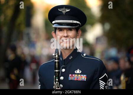 U.S. Air Force Master Sgt. Susan Govier, Klarinettistin der US Air Forces in Europe Band, konzentriert sich auf den Aufbau von Beziehungen durch Musik und die Förderung von Partnerschaftsprioritäten, während sie an mehreren Veranstaltungen am 18-24. August in ganz Kiew teilnimmt, um den 30. Jahrestag der Unabhängigkeit der Ukraine zu feiern. Govier, ein gebürtiger Lakewood, Colorado, ist Klarinettist und Ressourcenberater für die USAFE-Band. Sie hat während ihrer gesamten Karriere für zahlreiche US-Präsidenten und Würdenträger aufgetreten und hatte die Ehre, Missionen zur Erhaltung und zum Aufbau von Partnerschaften durch offizielle multinationale Mili zu unterstützen Stockfoto