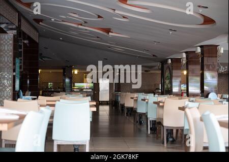 Festsaal mit Tischen und Stühlen. Hochwertige Fotos Stockfoto