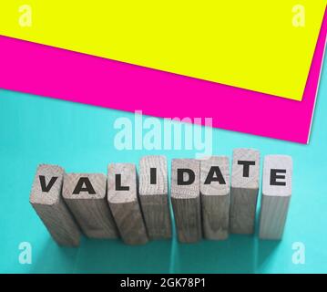 Validieren Sie Wort auf Holzblöcke. Business Evaluation Konzept Stockfoto
