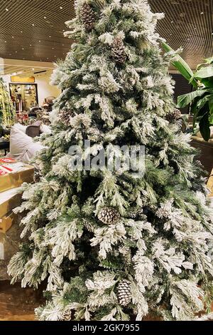 Weihnachtsbaum im europäischen Einkaufszentrum. Klassische märchenhafte Weihnachtsdekoration. Neujahr und Urlaub im Winter. Stockfoto