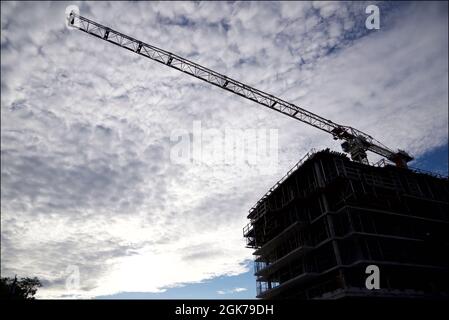 Silhouette des Baukran auf der Baustelle mit blauem Himmel. Stockfoto