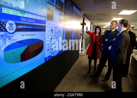 Präsident Barack Obama reist durch das National Cybersecurity and Communications Integration Center in Arlington, Virginia, 13. Januar 2015. Begleitet wird er von Dr. Phyllis Schneck, Stellvertretender Unterstaatssekretär für Cybersicherheit und Kommunikation, und Brig. General Greg Touhill, (ausgeschieden), stellvertretender Staatssekretär für Cybersecurity Operations and Programs. (Offizielles Foto des Weißen Hauses von Pete Souza) Dieses offizielle Foto des Weißen Hauses wird nur zur Veröffentlichung durch Nachrichtenorganisationen und/oder zum persönlichen Druck durch die Betreffzeile(en) des Fotos zur Verfügung gestellt. Das Foto darf in keiner Form manipuliert werden Stockfoto