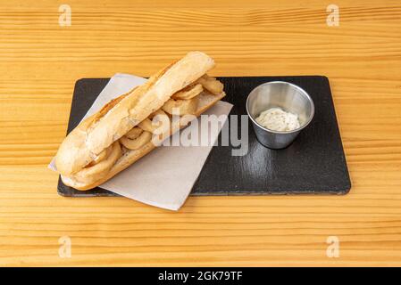 Tintenfisch-Sandwich in Mehl und Eierteig mit Mayonnaise-Sauce mit Olegano Stockfoto