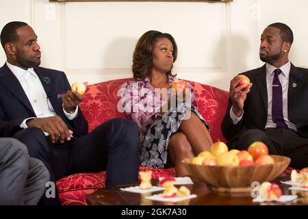 First Lady Michelle Obama macht Aufnahmen von einem „Let's move!“ Ankündigung des öffentlichen Dienstes mit den 2013 NBA-Champion Miami Heat-Spielern LeBron James, Left, und Dwyane Wade, im Kartenraum des Weißen Hauses, 14. Januar 2014. (Offizielles Foto des Weißen Hauses von Amanda Lucidon) Dieses offizielle Foto des Weißen Hauses wird nur zur Veröffentlichung durch Nachrichtenorganisationen und/oder zum persönlichen Druck durch die Betreffenden des Fotos zur Verfügung gestellt. Das Foto darf in keiner Weise manipuliert werden und darf nicht in kommerziellen oder politischen Materialien, Werbung, E-Mails, Produkten oder Werbeaktionen verwendet werden, die in irgendeiner Weise sugg Stockfoto