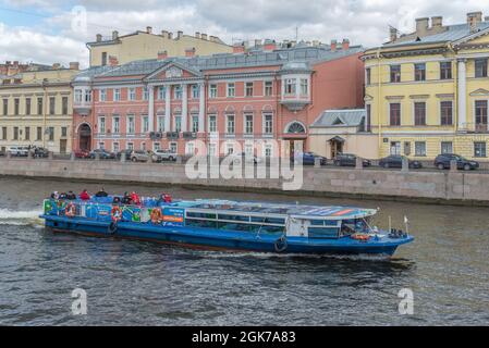 SANKT PETERSBURG, RUSSLAND - 05. SEPTEMBER 2021: Ausflugsboot auf dem Fontanka-Fluss an einem bewölkten Septembertag Stockfoto