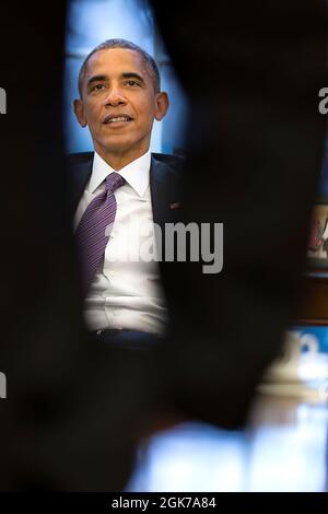 Präsident Barack Obama wird von dem Arm von Cody Keenan, dem Leiter der Sprechschrift, während der Vorbereitung zur Lage der Union im Oval Office am 15. Januar 2015 umrahmt. (Offizielles Foto des Weißen Hauses von Pete Souza) Dieses offizielle Foto des Weißen Hauses wird nur zur Veröffentlichung durch Nachrichtenorganisationen und/oder zum persönlichen Druck durch die Betreffzeile(en) des Fotos zur Verfügung gestellt. Das Foto darf in keiner Weise manipuliert werden und darf nicht in kommerziellen oder politischen Materialien, Anzeigen, E-Mails, Produkten, Werbeaktionen verwendet werden, die in irgendeiner Weise die Zustimmung oder Billigung des Präsidenten, des ersten, nahelege Stockfoto