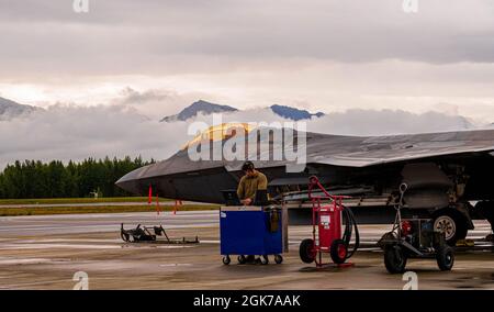 US Air Force Staff Sgt. Alex Poorman, 94th Fighter Squadron F-22 Raptor Crew Chief, überprüft die Diagnose für einen F-22 während der Red Flag Alaska, 21-3 auf der Joint Base Elmendorf-Richardson, Alaska, 23. August 2021. Während dieser Übung wurden die Betreuer mit der Wartung von sechs F-22 von der Joint Base Langley-Eustis, Virginia, beauftragt, die über 20 Stunden an Aktivitäten pro Tag durchführten. Stockfoto