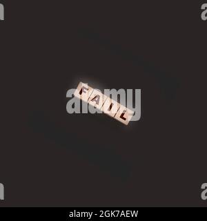 FAIL Word-Text in Holzwürfelblöcken auf schwarzem Hintergrund geschrieben. Krisenkonzept Stockfoto