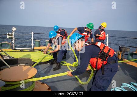 LABRADOR SEA -- (Aug 23, 2021) Crew-Mitglieder, die den USCGC Escanaba (WMEC 907)-Arbeitslinien zugewiesen wurden, um den 154-Fuß-Sentinel-Klasse Schnellabschneider USCGC Richard Snyder (WPC 1127) während einer Auftanken-Entwicklung in der Labradorsee. USCGC Escanaba ist ein 270-Fuß-Cutter für mittlere Ausdauer, bei dem eine Besatzung von rund 100 Personen viele der Missionen des Dienstes durchführt, wobei der Schwerpunkt auf Strafverfolgung und Sicherheit liegt. Stockfoto