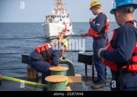 LABRADOR SEA -- (Aug 23, 2021) Crew-Mitglieder, die den USCGC Escanaba (WMEC 907)-Arbeitslinien zugewiesen wurden, um den 154-Fuß-Sentinel-Klasse Schnellabschneider USCGC Richard Snyder (WPC 1127) während einer Auftanken-Entwicklung in der Labradorsee. USCGC Escanaba ist ein 270-Fuß-Cutter für mittlere Ausdauer, bei dem eine Besatzung von rund 100 Personen viele der Missionen des Dienstes durchführt, wobei der Schwerpunkt auf Strafverfolgung und Sicherheit liegt. Stockfoto