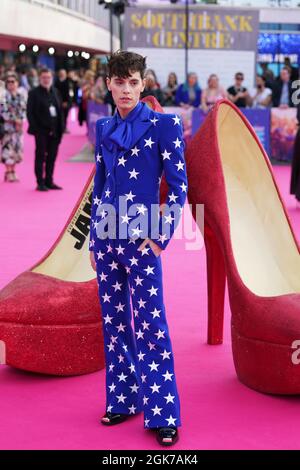 Max Harwood kommt zur Weltpremiere von Everybody's Talking About Jamie in der Royal Festival Hall in London. Bilddatum: Montag, 13. September 2021. Stockfoto