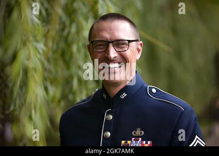 U.S. Air Force Senior Master Sgt. David McCormick, Pianist der US Air Forces in Europe Band, baute durch Musik Beziehungen auf, während er am 18-24. August an mehreren Veranstaltungen in Kiew teilnahm, um den 30. Jahrestag der Unabhängigkeit der Ukraine zu feiern. McCormick, ein gebürtiger aus Middletown, Maryland, fungiert als Superintendent der USAFE Band. Zuvor war er als NCOIC des Cadet Drum and Bugle Corps an der U.S. Air Force Academy in Colorado tätig. Als solcher half er der Akademie, „Leader of Character“ zu entwickeln, indem er Musik und Führung unterrichtete. Stockfoto