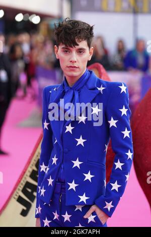 Max Harwood kommt zur Weltpremiere von Everybody's Talking About Jamie in der Royal Festival Hall in London. Bilddatum: Montag, 13. September 2021. Stockfoto