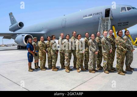 Vor dem Start eines ‘„unbemannten“ Fluges auf dem Luftwaffenstützpunkt Al Dhafra, Vereinigte Arabische Emirate, 1. August 2021, posiert eine ausschließlich weibliche Besatzung des 380. Air Expeditionary Wings für ein Foto vor einem KC-10 Extender-Flugzeug. Zu Ehren des Women’s Equality Day, der jährlich am 26. August gefeiert wird, um die Bedeutung der Frauenwahlbewegung und die Arbeit zu würdigen, die heute zur Sicherung und zum Ausbau der Gleichberechtigung geleistet wurde, führte die 380. AEW eine Lufttankungsmission durch, die ausschließlich von weiblichen Besatzungsmitgliedern, Wartungs- und Flugunterstützungsteams unterstützt wurde. Stockfoto