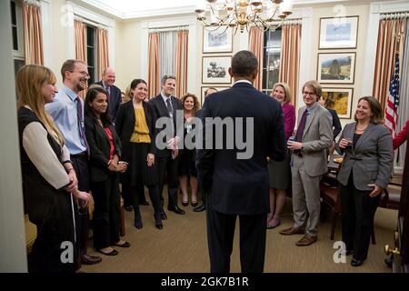 Präsident Barack Obama dankt dem Personal des Weißen Hauses und der nationalen Sicherheit für ihre Arbeit, die US-Geheimdienstprogramme im Büro des Stabschefs im Westflügel des Weißen Hauses am 17. Januar 2014 überprüft hat. (Offizielles Foto des Weißen Hauses von Pete Souza) Dieses offizielle Foto des Weißen Hauses wird nur zur Veröffentlichung durch Nachrichtenorganisationen und/oder zum persönlichen Druck durch die Betreffzeile(en) des Fotos zur Verfügung gestellt. Das Foto darf in keiner Weise manipuliert werden und darf nicht in kommerziellen oder politischen Materialien, Werbung, E-Mails, Produkten oder Werbeaktionen verwendet werden, die in irgendeiner Weise nahelegt Stockfoto