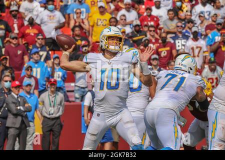 Sonntag, 12. September 2021; Landover, MD, USA; Los Angeles Chargers Quarterback Justin Herbert (10) übergibt den Ball während eines Spiels der NFL gegen das Washington Football Team im FedEx Field. Die Chargers schlugen Washington mit 20:16. (Brian Villanueva/Image of Sport) Stockfoto