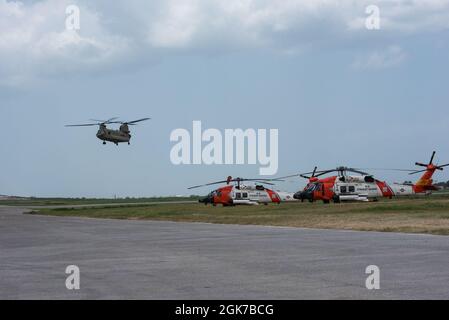 Eine Luftbesatzung mit dem 1. Bataillon, 228. Luftfahrtregiment, Soto Cano Air Base, Honduras, bereitet sich darauf vor, nach einer Katastrophenhilfe in Port-au-Prince, Haiti, am 24. August 2021, einen Patienten aus einem Hubschrauber CH-47 Chinook an medizinisches Personal zu liefern. Auf Ersuchen des U.S. Southern Command entsandt, um Hilfsmaßnahmen für die Menschen in Haiti zu unterstützen, nachdem die Nation am 14. August von einem Erdbeben getroffen wurde. Stockfoto