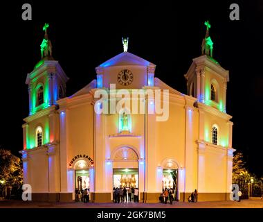 ESTELI, NICARAGUA - 21. APRIL 2016: Nachtansicht einer Kathedrale in Esteli Stockfoto