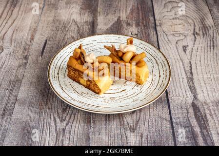 Geröstetes Brioche-Brot, gefüllt mit Tintenfisch-Rabas im Teig und gebraten mit einem Mayonnaise-Medaillon auf einem weißen Teller Stockfoto