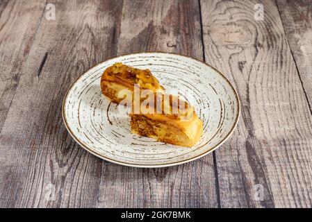 Geröstetes Brioche-Brot gefüllt mit spektakulärem spanischen Kartoffelomelett auf weißem Teller Stockfoto