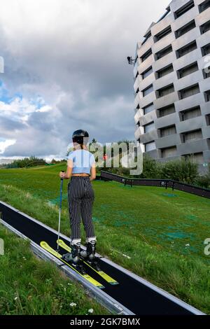 CopenHill, Müllverbrennungsanlage und künstliche Skipiste, Skifahren mit Blick auf den Øresund Meter hohen und 400 Meter langen Hang auf der künstlichen Piste 90 Stockfoto