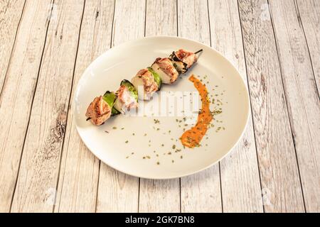 Gegrillter Filet-Spieß mit Paprika und Zwiebeln mit einem Hauch von scharfer Sauce Stockfoto