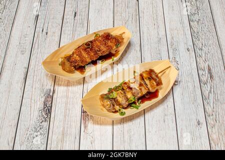 Asiatische Spieße mit gebratenen Schweinen und Sojasoße Stockfoto