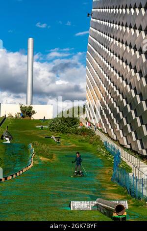 CopenHill, Müllverbrennungsanlage und künstliche Skipiste, Skifahren mit Blick auf den Øresund Meter hohen und 400 Meter langen Hang auf der künstlichen Piste 90 Stockfoto