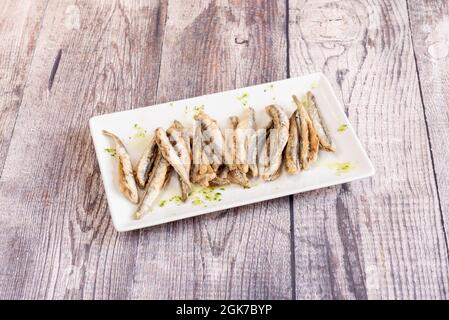 Beliebte spanische Tapa Tablett mit gebratenen Sardellen mit Weizenmehl in Olivenöl Stockfoto