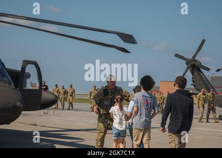 US Army Chief Warrant Officer 4 Dominick Petro, ein UH-60 Black Hawk Pilot, der dem Assault Helicopter Bataillon 2-10 zugewiesen wurde, beendet seinen letzten Flug seiner Armeekarriere auf Fort Drum, NY, am 24. August 2021. CW4 Petro ist seit über 25 Jahren im Einsatz. Stockfoto