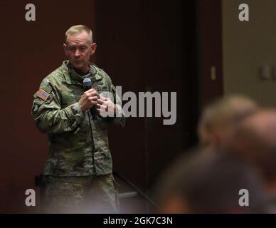 CSM Todd Sims hält eine Rede vor den FORSCOM Retention Teams bei Cole Park Commons. Wir werden uns auf unsere Rolle in einem zukünftigen Konflikt vorbereiten, indem wir die Kraft modernisieren, eine Kultur der Innovation fördern und hervorragende Leistungen unter Beweis stellen. Stockfoto