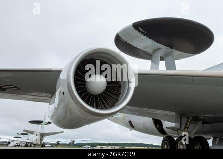 Ein Flugzeug des Flugwarn- und Kontrollsystems E-3, das der 961st Airborne Air Control Squadron, Kadena Air Base, Japan, zugeordnet ist, wird vor einem STANDORT MIT ROTER FLAGGE, Alaska 21-3, auf der Joint Base Elmendorf-Richardson, Alaska, am 24. August 2021 geparkt. RF-A 21-3 ist eine von den Pacific Air Forces gesponserte Übung, die ein realistisches Training in einer simulierten Kampfumgebung ermöglicht. Eine Reihe von Feldtrainings, die von Kommandanten geleitet werden, bieten eine gemeinsame offensive Gegenluft, ein Verbot, Unterstützung aus der nahen Luft und eine Ausbildung von Großkräften in Beschäftigung. Stockfoto