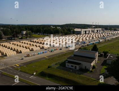 Pods werden für Evakuierte auf dem Ramstein Air Base, Deutschland, am 24. August 2021 eingerichtet. Militärmitglieder stellten zur Unterstützung der Operation Allies Refuge temporäre Unterkünfte für Evakuierte aus Afghanistan bereit. Stockfoto