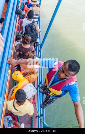 RIVAS, NICARAGUA - 1. MAI 2016: Passagiere an Bord der Fähre Che Guevara Lago Cocibolca Nicaragua Lake zur Insel Ometepe, Nicaragua Stockfoto