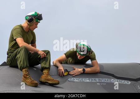 MISAWA, Japan (Aug 24, 2021) – Lance Cpl. Bobby Smith III, links, und Lance CPL. Luke Stell, beide dem „Green Knights“ des Marine Fighter Attack Squadron VMFA-121 zugeordnet, bereitet eine F-35B Lightning II vor, die auf dem Misawa Air Base gereinigt werden soll. Die F-35B Lightning II wurde speziell für den Einsatz von amphibischen Schiffen entwickelt, auf denen VMFA-121 die 31. Marine Expeditionary Unit bei Rotationseinsätzen unterstützt hat. Stockfoto