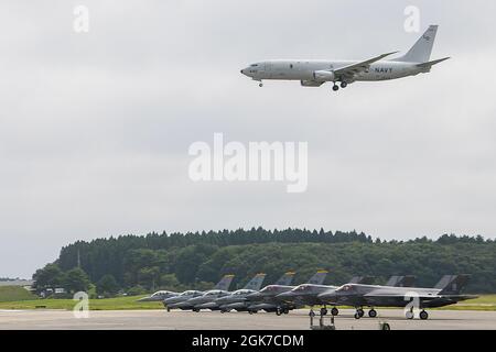 MISAWA, Japan (Aug 24, 2021) – Ein P-8A Poseidon, der den „Red Lancers“ der Patrouillenschwadron (VP) 10 zugewiesen wurde, stellt die F-35B Lightning II, die den „Green Knights“ der Marine Fighter Attack Squadron VMFA-121 zugewiesen wurden, wieder her. VP-10 wird derzeit in NAF Misawa, Japan, eingesetzt, um maritime Patrouillen, Aufklärungs- und Theateraufklärungseinsätze innerhalb des Einsatzgebiets der 7. Flotte der USA (C7F) durchzuführen, um die Ziele der Kommandanten, der Task Force 72, der C7F und der Indo-Pazifik-Kommandoeinheiten in der gesamten Region zu unterstützen. Stockfoto