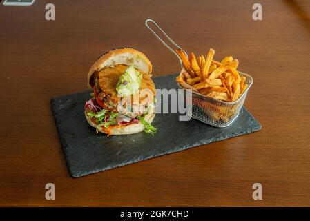 Gegrillter Pineapple Slice Veal Burger mit Guacamole und geschmolzenem Cheddar-Käse Stockfoto