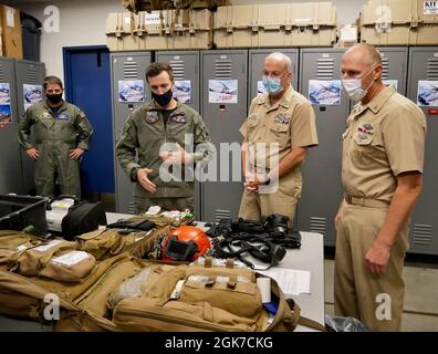 DER US Navy Surgeon General RADM Bruce Gillingham und der Force Master Chief Michael Roberts, Direktor des Hospital Corps, Treffen Sie sich mit Seeleuten, die dem Aviation Survival Training Center (ASTC) Whidbey Island zugewiesen sind, um die Bedeutung der medizinischen Bereitschaft zu besprechen und die entscheidende Rolle der Menschen und Plattformen von Navy Medicine für die Machtprojektion unserer Navy zu erörtern. Stockfoto