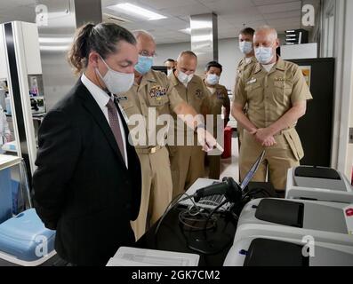 DER US Navy Surgeon General RADM Bruce Gillingham trifft sich mit Seeleuten an Bord von NMRTC Bremerton und NMRTU Everett, um die Bedeutung der medizinischen Bereitschaft und die entscheidende Rolle der Menschen und Plattformen von Navy Medicine für die Machtprojektion unserer Navy zu diskutieren. Stockfoto