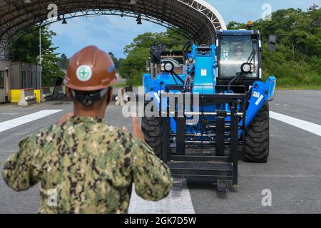 MISAWA, Japan (Aug 24, 2021) – Builder 1st Class Anthonyl Cabrera führt während Engineering Aide 1st Class AnChi Lo bewegt einen Teleskoplader Gabelstapler in Position für den Betrieb Resilient Weasel auf Misawa Air Base. Die beiden Matrosen sind dem Naval Facilities Engineering Command (NAVFAC) Far East, Misawa Detachment, zugewiesen, welches das einzige Anlagenkommando für Marine-, Marine Corps- und Verteidigungsministerium in der Region Far East ist. Stockfoto