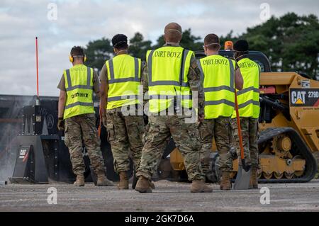 U.S. Airmen, die dem 48th Civil Engineer Squadron zugewiesen sind, beobachten während einer Übung und Auswertung bei der Royal Air Force Lakenheath, 25. August 2021, eine schnelle Reparatur der Landebahn. Dieses Rapid Airfield Damage Recovery Training war das erste Mal in der Geschichte, dass RADR auf britischer Erde durchgeführt wurde. Stockfoto