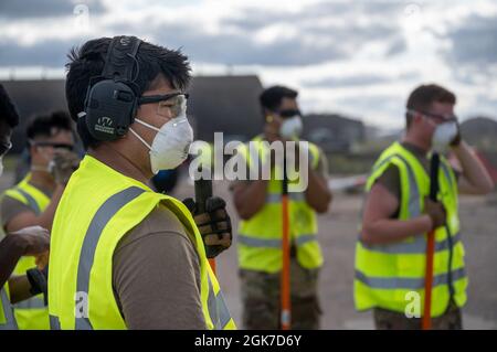 U.S. Airmen, die dem 48th Civil Engineer Squadron zugewiesen sind, beobachten während einer Übung und Auswertung bei der Royal Air Force Lakenheath, 25. August 2021, eine schnelle Reparatur der Landebahn. Dieses Rapid Airfield Damage Recovery Training war das erste Mal in der Geschichte, dass RADR auf britischer Erde durchgeführt wurde. Stockfoto