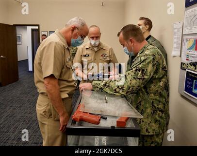 DER US Navy Surgeon General RADM Bruce Gillingham und der Force Master Chief Michael Roberts, Direktor des Hospital Corps, Treffen Sie sich mit Seeleuten, die dem Aviation Survival Training Center (ASTC) Whidbey Island zugewiesen sind, um die Bedeutung der medizinischen Bereitschaft zu besprechen und die entscheidende Rolle der Menschen und Plattformen von Navy Medicine für die Machtprojektion unserer Navy zu erörtern. Stockfoto