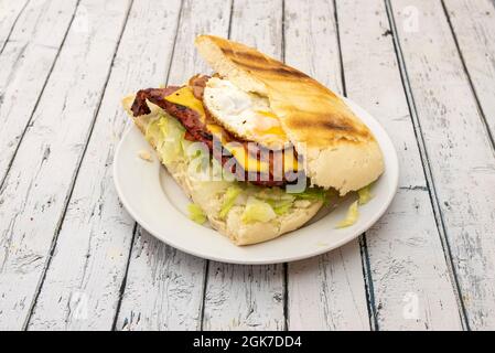 Riesenburger mit Spiegelei, Cheddar-Käse, gebratenem Speck und Eisbergsalat Stockfoto