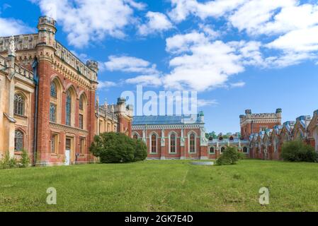 PETRODWOREZ, RUSSLAND - 29. MAI 2021: Auf dem Territorium der alten gotischen kaiserlichen Stallungen an einem sonnigen Maitag Stockfoto