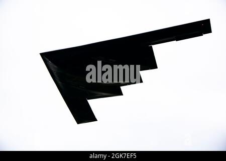 Ein dem 509. Bombenflügel zugeordneter B-2-Geist fliegt am 25. August 2021 in RAF Fairford, England, über uns. Die Überführung der B-2 war Teil einer Bomber Task Force-Mission, bei der Flugzeuge Theater- und Flugtrainings in ganz Europa und Afrika durchführen. Die BTF-Missionen, die seit 2018 stattfinden, bieten Flugbesatzungsmitgliedern Theatereinführungen und Möglichkeiten für die Integration der USA mit NATO-Verbündeten und regionalen Partnern. Die Bombermissionen verbessern die Bereitschaft und bieten die erforderliche Schulung, um auf potenzielle Krisen oder Herausforderungen weltweit zu reagieren. Stockfoto