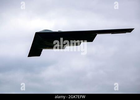 Ein dem 509. Bombenflügel zugeordneter B-2-Geist fliegt am 25. August 2021 in RAF Fairford, England, über uns. Die Überführung der B-2 war Teil einer Bomber Task Force-Mission, bei der Flugzeuge Theater- und Flugtrainings in ganz Europa und Afrika durchführen. Die BTF-Missionen, die seit 2018 stattfinden, bieten Flugbesatzungsmitgliedern Theatereinführungen und Möglichkeiten für die Integration der USA mit NATO-Verbündeten und regionalen Partnern. Die Bombermissionen verbessern die Bereitschaft und bieten die erforderliche Schulung, um auf potenzielle Krisen oder Herausforderungen weltweit zu reagieren. Stockfoto