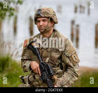 Pfc. Kevin Brotons, ein Kavalleriescout mit Hauptsitz und Hauptquartier der Firma „Hoplites“, 2. Bataillon, 34. Panzerregiment, 1. Panzerbrigade-Kampfteam, 1. Infanterie-Division, steht für einen kurzen Überblick nach dem Ruck-marsch-Event während der Scharfschützenauswahl 2-34 im Drawsko Pomorskie Training Area, Polen, 25. August 2021. Die Kandidaten werden nicht nur hinsichtlich der Treffsicherheit, sondern auch hinsichtlich ihres Ausdauerniveaus und ihrer Leistungsfähigkeit unter Stress bewertet. Stockfoto